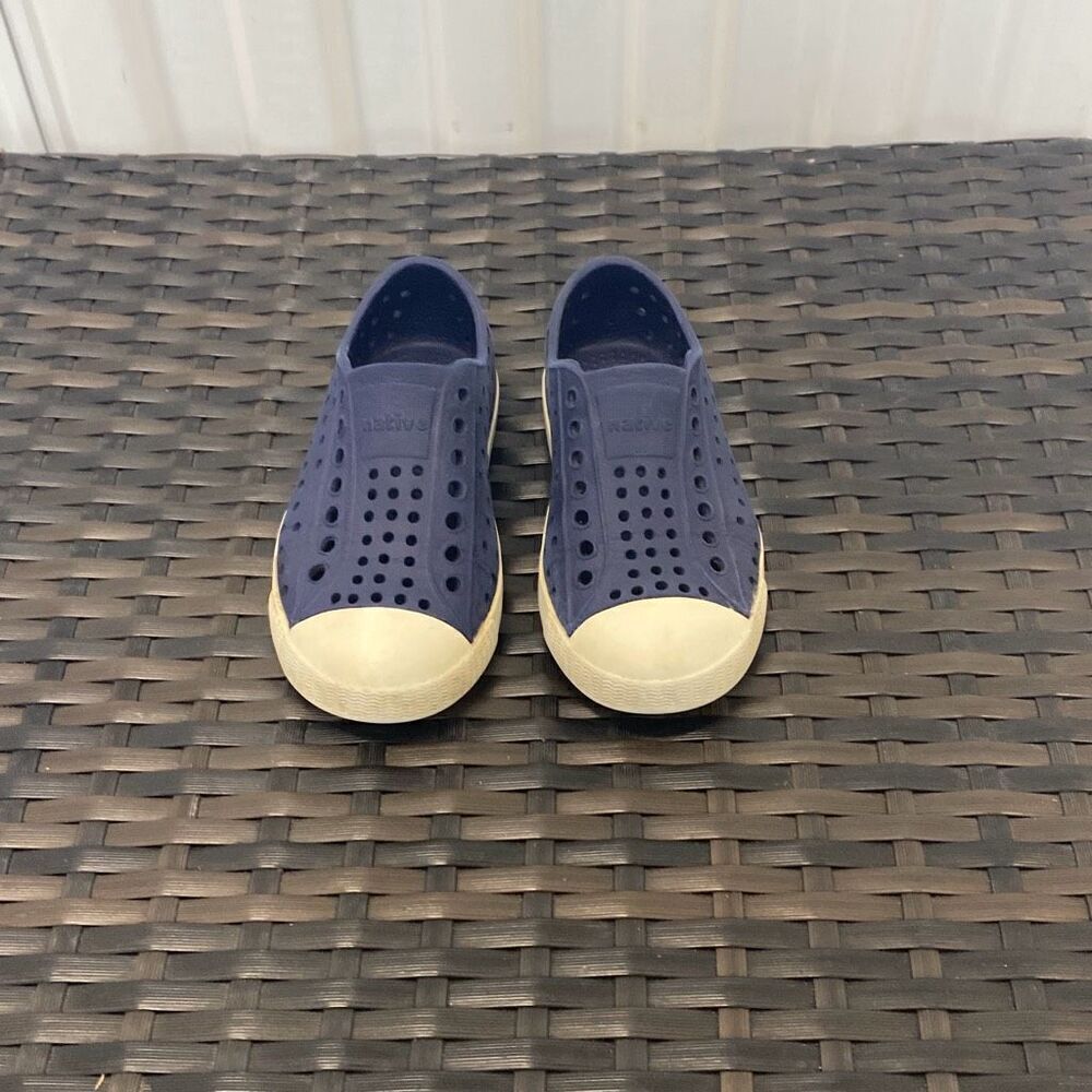 Native Jeffersons kid size 9